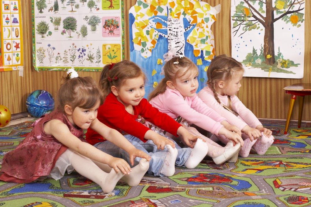 Дети играют в детском саду - фото