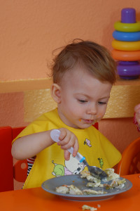Ребенок за обеденным столом - фото