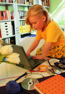 Ребенок за компьютером (фото Burda Media)