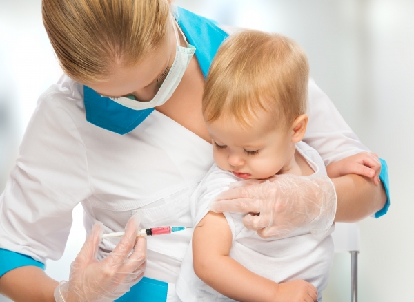 Ребенку делают прививку (фото Legion-Media)
