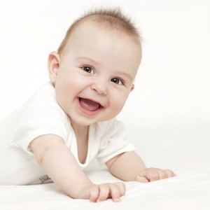 Младенец улыбается - фото