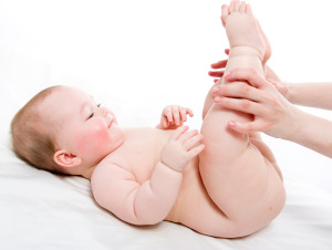 Плановый осмотр ножек и суставов у новорожденного - фото