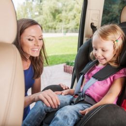 Ребенок сидит в машине в автокресле - фото