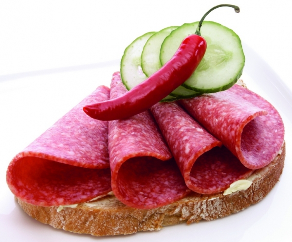 Бутерброд с колбасой - фото