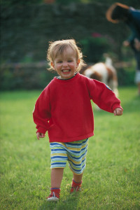 Маленький мальчик бежит по полянке - фото