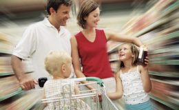 Семья с детьми в продуктовом магазине - фото