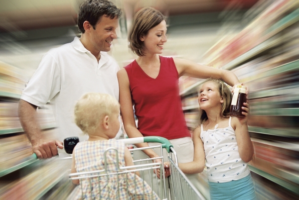 Семья с детьми в продуктовом магазине - фото