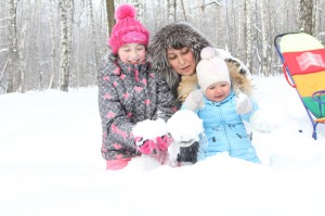 Мама с детьми на зимней прогулке  - фото