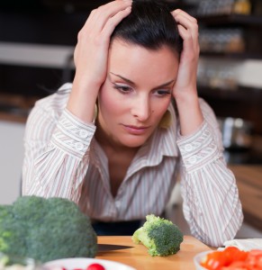 Женщина грустит на кухне - фото