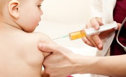 доктор делает ребенку прививку