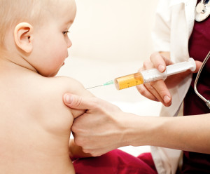 доктор делает ребенку прививку