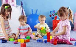 Дети играют в игровой комнате в детском саду