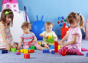 Дети играют в игровой комнате в детском саду 