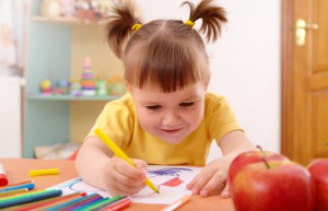 Маленькая девочка рисует - фото