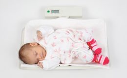 Новорожденный ребенок спит - фото