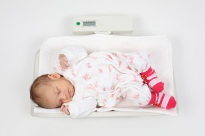 Новорожденный ребенок спит - фото