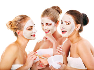 Три женщины с масками на лице - фото: Fotolia.com