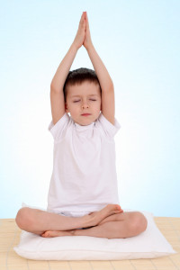 Ребенок выполняет ассану из йоги - фото: Fotolia.com