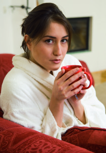 Девушка в халате с чашкой чая - фото