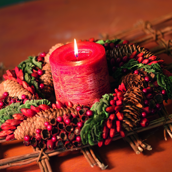 Рождественский венок и свеча - фото