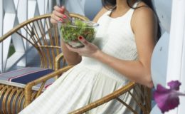 Беременная ест салат - фото