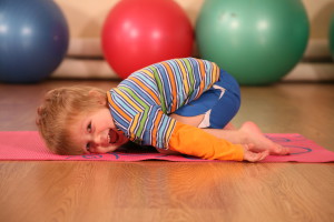 Ребенок делает упражнение в зале