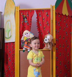Девочка играет в кукольный театр - фото