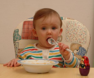 Ребенок ест пюре - фото