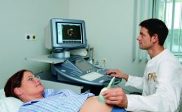 Беременная на обследовании УЗИ - фото