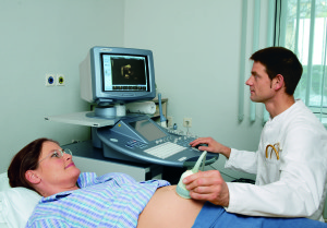 Беременная на обследовании УЗИ - фото