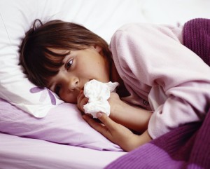 Девочка заболела и лежит в кровати - фото