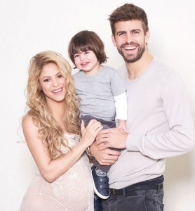 Беременная Шакира с семьей - фото