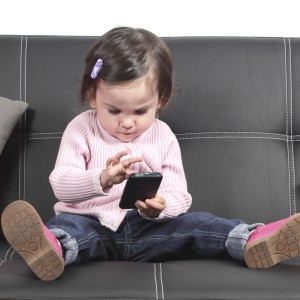 Девочка играет со смартфоном - фото