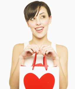 Женщина держит в руках подарок в День Валентина - фото
