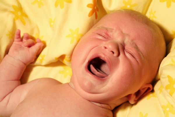 Младенец плачет - фото