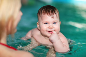 Малыш с мамочй в бассейне
