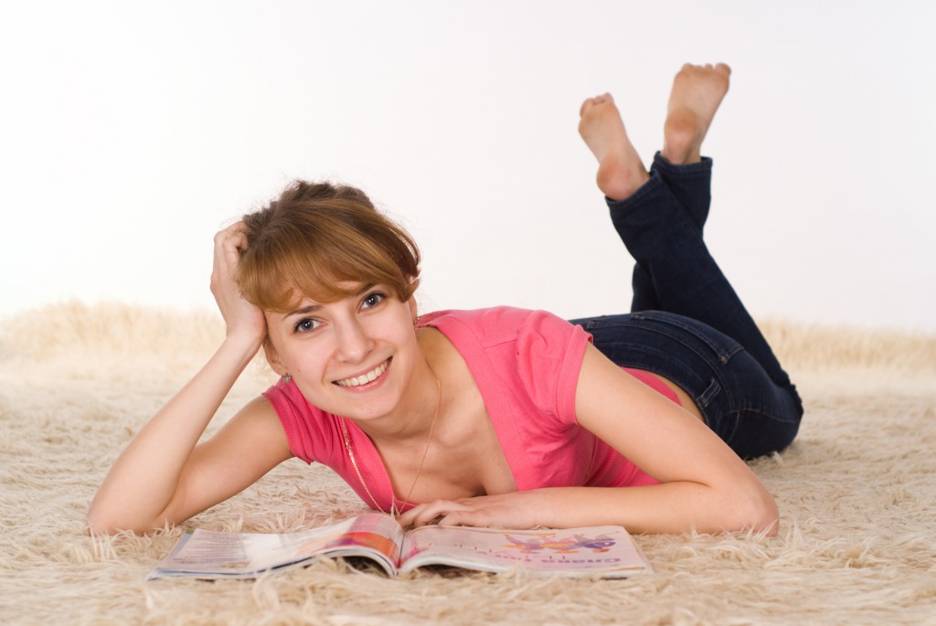 Молодая женщина читает журнал - фото