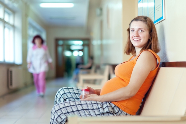 Беременная женщина в коридоре роддома