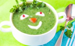 Зеленый овощной суп с рожицей