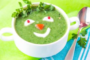 Зеленый овощной суп с рожицей 