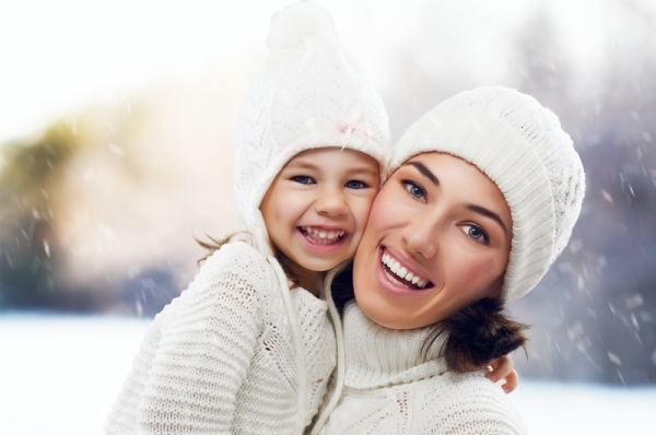 Мама с дочкой на зимней прогулке - фото