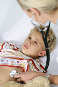 Мальчик заболел, доктор слушает дыхание - фото