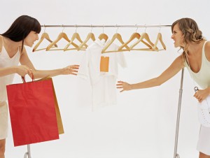 Женщины в магазине одежды - фото