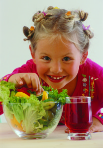 Девочка ест салат - фото