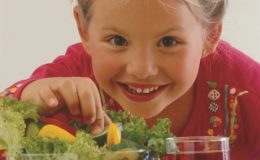Девочка ест салат - фото