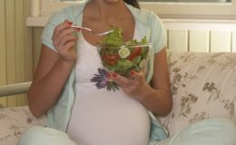 Беременная ест салат - фото