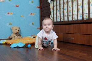 Мальчик 6 месяцев ползает - фото