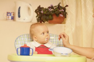 Ребенка кормят кашей (фото: Burda Media) - фото