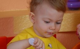 Мальчик ест творог - фото