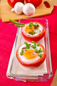Яйца, запеченные в помидорах - фото